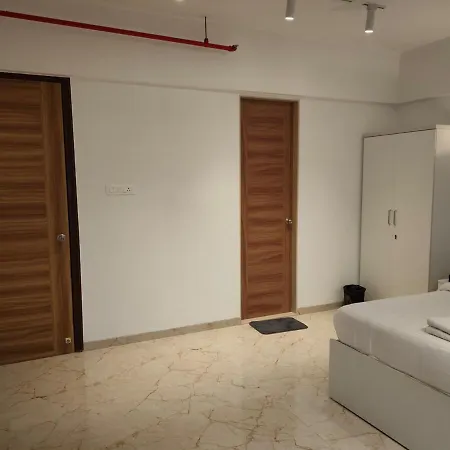 Anya 2bhk Near Bkc - Modern, Calm & Connected *