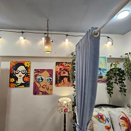 Retro Bandra - Cozy Comfort In A Heritage Village Apartment *