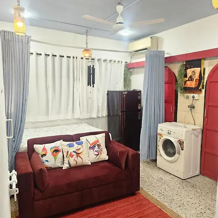 Retro Bandra - Cozy Comfort In A Heritage Village Apartment *