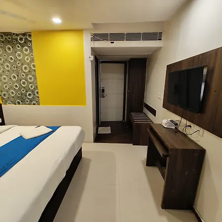 Aura - Near Malad Link Road 3*