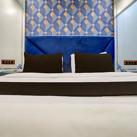 Hotel O Versova 3*