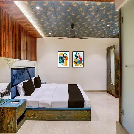 O Versova Hotel