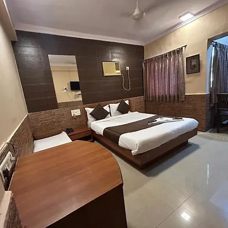 Hotel Lucky Bandra