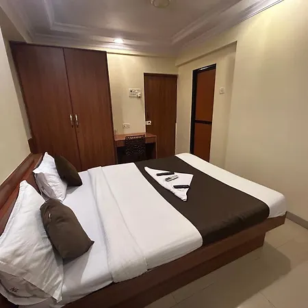 Hotel Lucky Near Nesco Hotel