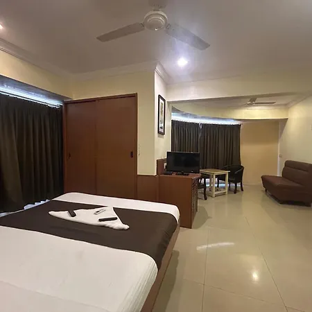 Hotel Lucky Near Nesco