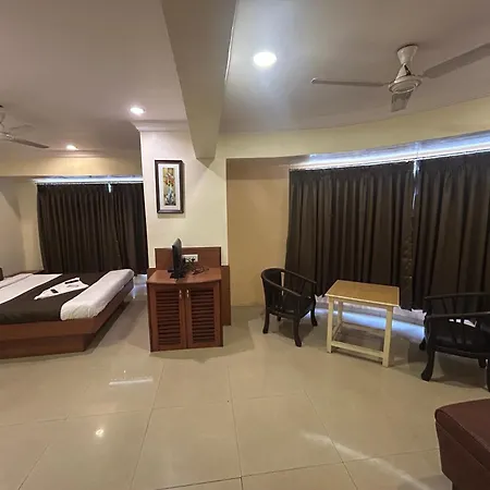 Hotel Lucky Near Nesco Hotel 3*