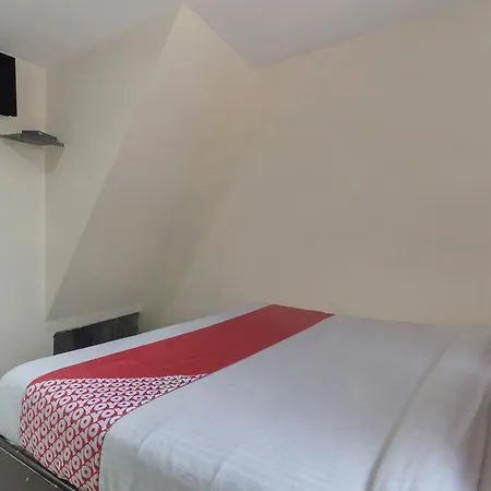O By Oyo Ak Palace Near Chhatrapati Shivaji International Airport Hotel