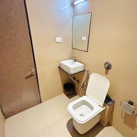 Hotel West Inn-near International Airport 3*