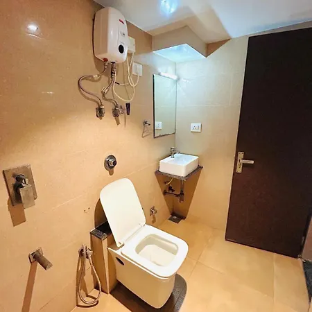 Hotel West Inn-near International Airport 3*
