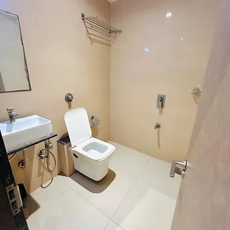 Hotel West Inn-near International Airport