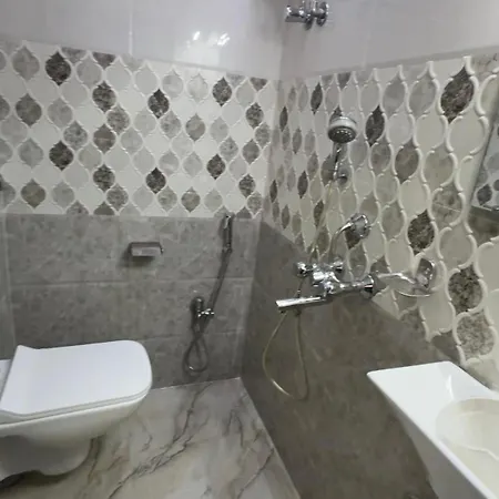 Broadway Colaba Hotel 2*
