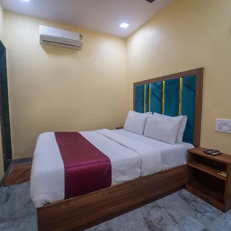 Hotel Fabhotel Aai Om Residency