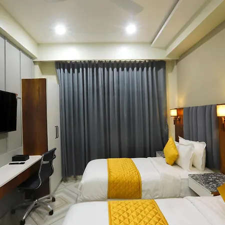 Breeze Bay Ex - Near Us Consulate, Bkc Hotel 2*