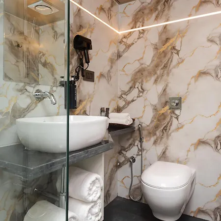 Breeze Bay Ex - Near Us Consulate, Bkc Hotel 2*