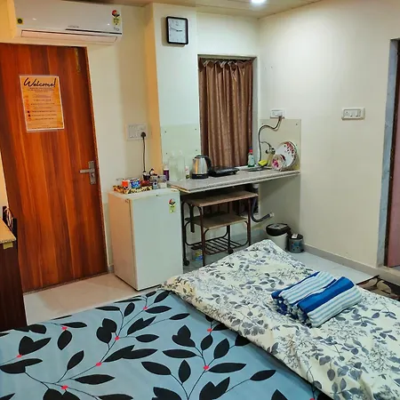 Ebony - Ac, Kitchenette, Ensuite, Independent Homestay Mumbai