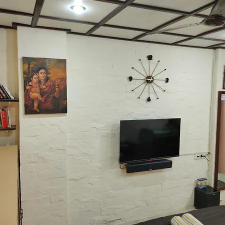 Homestay Ivory Room, Ac, Smart Tv, Ensuite, Independent