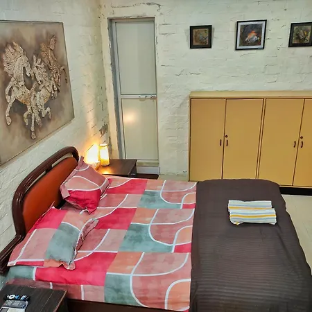 Homestay Ivory Room, Ac, Smart Tv, Ensuite, Independent *