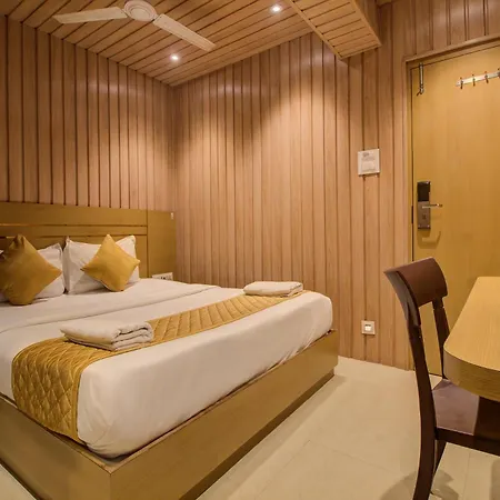 Malad Opposite Malad Railway Station 3*