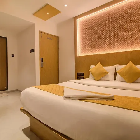 Malad Opposite Malad Railway Station 3*