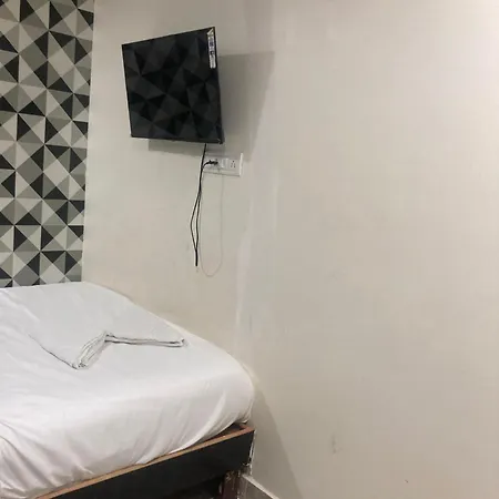 Parle Executive Near Nanavati Hospital - Hotel 2*