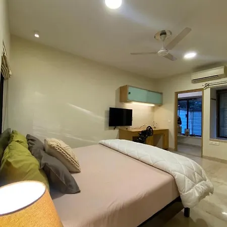 Bandra Cozy 1 Bedroom Attached Bathroom Shared