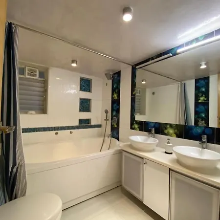 Bandra Cozy 1 Bedroom Attached Bathroom Shared Homestay *
