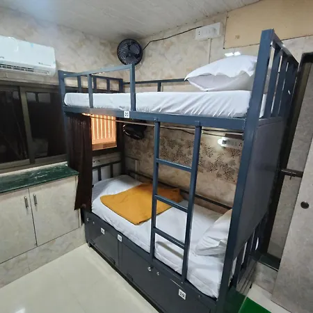 Sahar Ac - Andheri - Near International Airport - Male Guest Only Hostel *