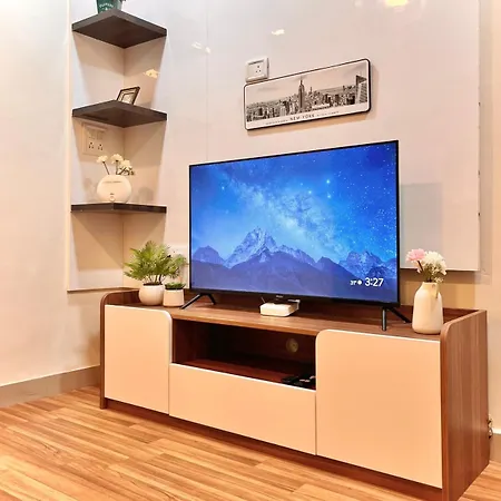 1bhk Balcony Retreat - Gulmohar Road, Juhu