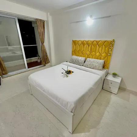 Apartment Chic 2 Bhk With Balcony & Bold Yellow Lounge Powai *
