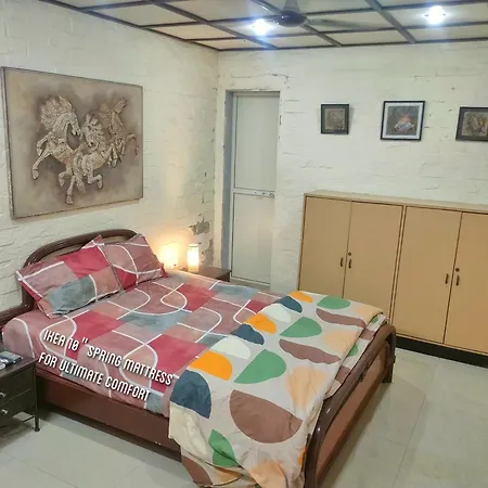 Ivory Room, Ac, Smart Tv, Ensuite, Independent Homestay *