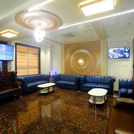 Breeze Bay Ex - Near Us Consulate, Bkc Hotel 2*