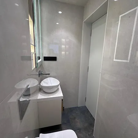 Rudraya Homes - Cozy Premium Serviced Khar - Next To Bandra Apartment