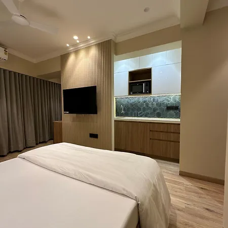 Rudraya Homes - Cozy Premium Serviced Khar - Next To Bandra Apartment *