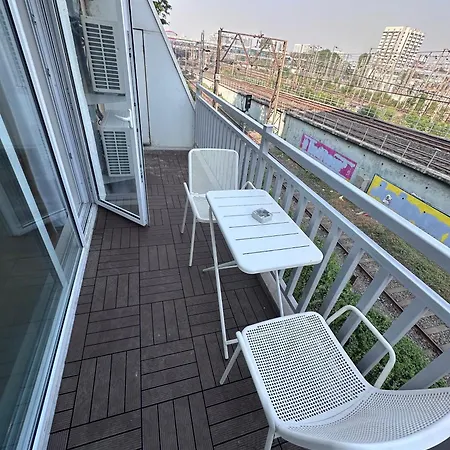 Rudraya Homes - Cozy Premium Serviced Khar - Next To Bandra Mumbai
