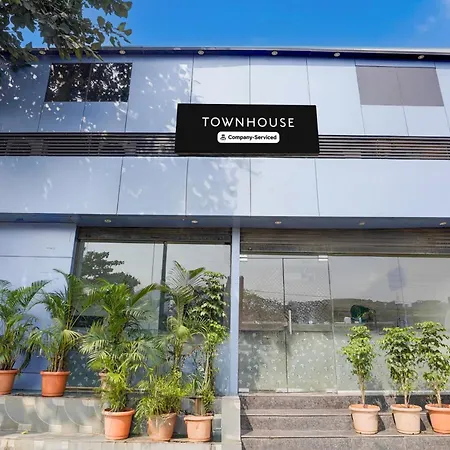 Townhouse Lbs Road Bkc Formerly Royal Palace Hotel