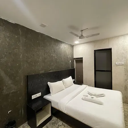 Parle Executive Near Nanavati Hospital - 2* Mumbai