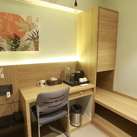 The Bohoo 99 Nr International Airport 3*