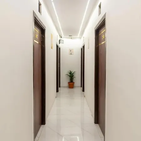 Hotel Glitz Rexton - Near Iit Powai *