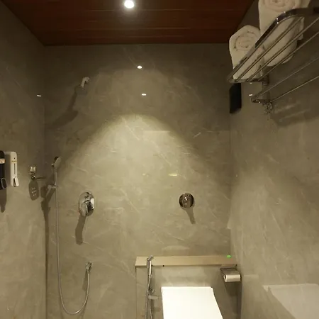 The Bohoo 99 Nr International Airport 3*