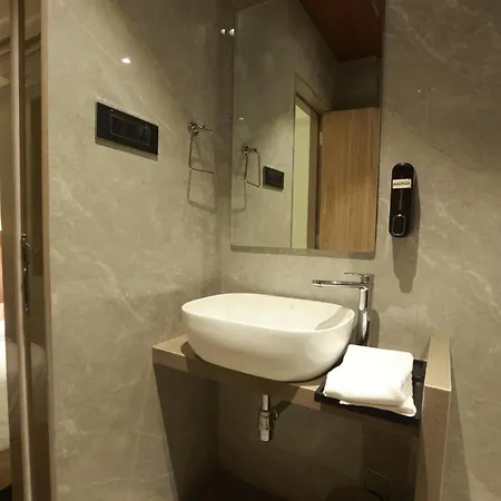 The Bohoo 99 Nr International Airport 3*