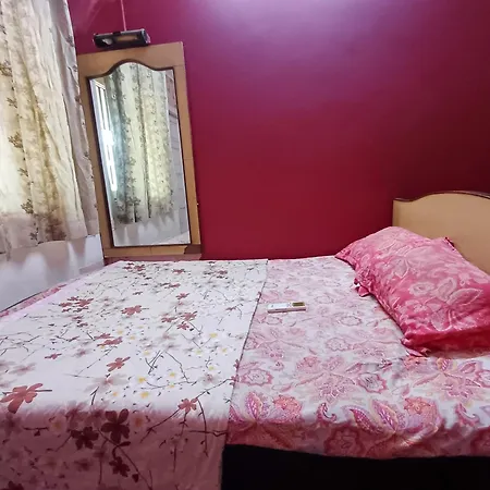 Cozy Bedroom In 1 Bhk, With Kitchen, In Chembur