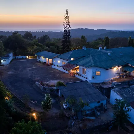 Ama & Trails - Pollibetta Bungalow, Coorg Homestay *