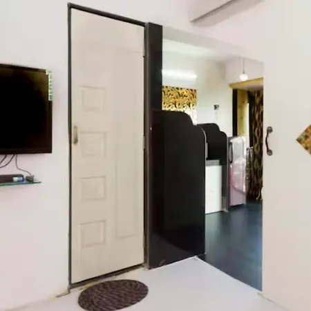 Serene And Comfortable In Goregaon East Apartment *