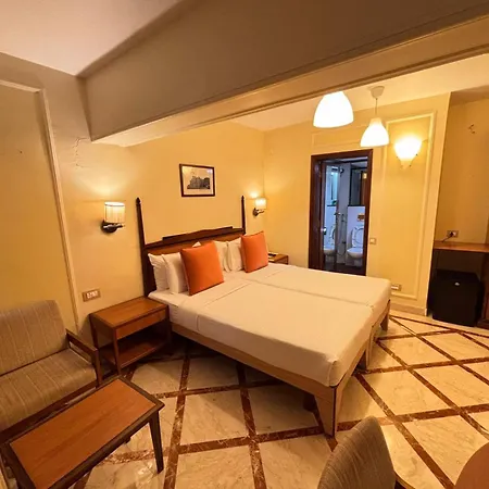 Hiltop Hotel 3*