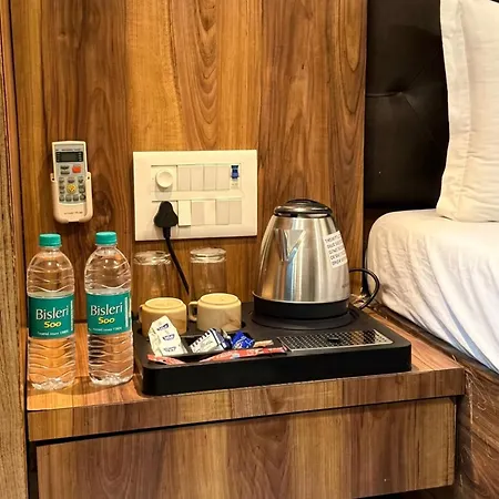 Hotel Ashyana - Near To Grant Road Station 3*