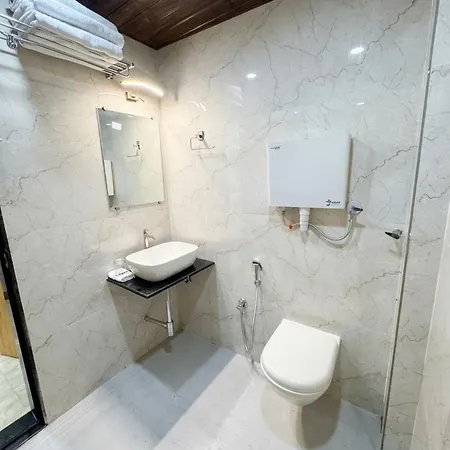 Hotel National - Grant Road 3*