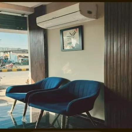 Guest house Glitz Beverly-near Us Consulate Kurla 4*