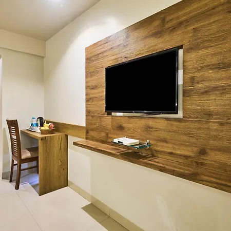 Treebo Amber International Airport T2 Hotel 3*