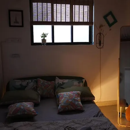 Apartment Bonjour Bandra Cozy And Chic Retreat Off Carter Rd *