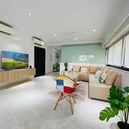 Connekthomes -modern 3bed3bath In Prime Bandra Neighborhood Apartment